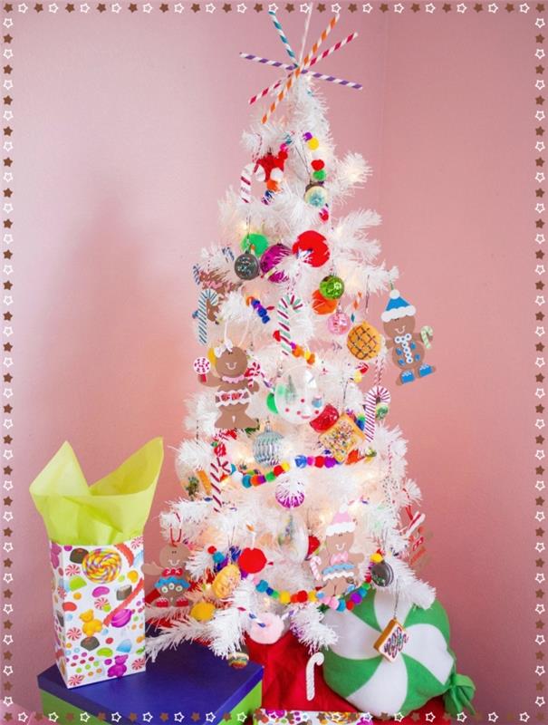 orijinal bir sahte beyaz ağaç nasıl dekore edilir, şekerleme temasında süs eşyaları ile süslenmiş beyaz Noel ağacı dekorasyon fikri