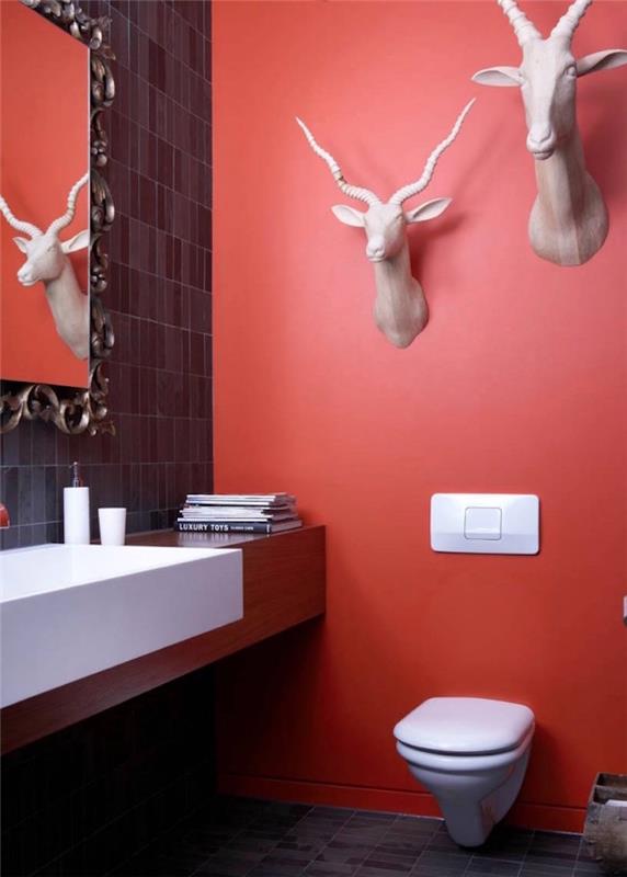 ideja toaletne barve svetlo rdeča barva z umetno glavo gazele