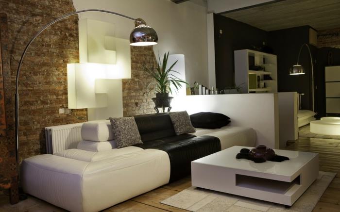 svetainės dekoravimo idėja, plytų siena, lankinė lempa, baltas kavos staliukas, juoda ir balta apdaila