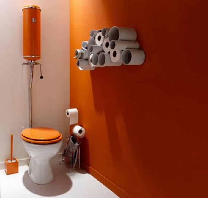 naredite stensko dekoracijo z zvitki toaletnega papirja in oranžno barvo za vintage wc