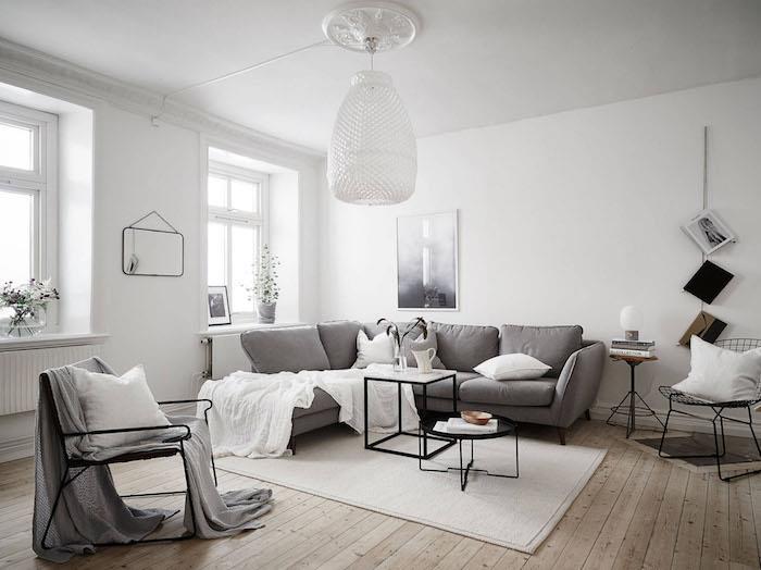 čista skandinavska dnevna soba v nordijskem slogu bela in siva