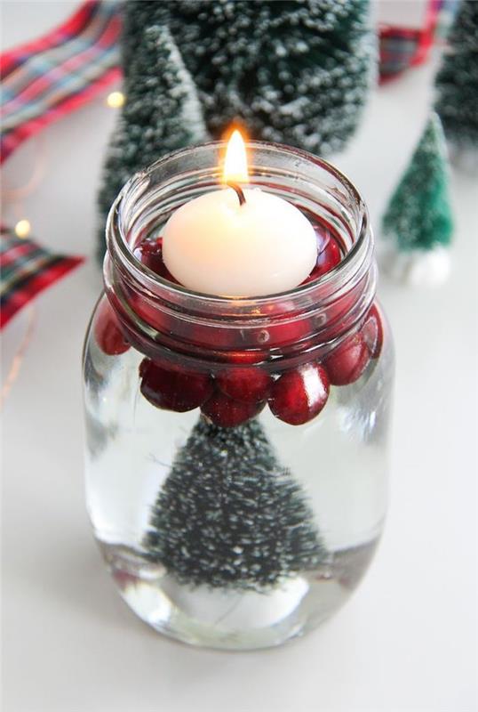 kızılcık, ağaç heykelcik ve yüzen mum ile geri dönüştürülmüş bir cam kavanozda bir Noel ağacı nasıl yapılır, kendinizi toparlamak için Noel dekorasyonu