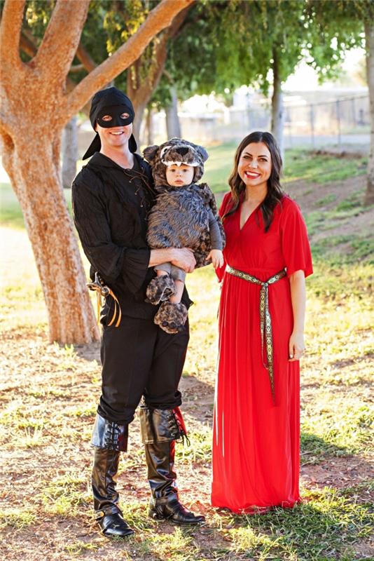 grupinio kostiumo idėja šeimai, paslėpta vėdryno princesė ilga raudona suknele, plėšikas ir mažas meškiukas