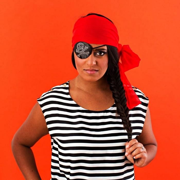 piratski kostum za ženske, ki ga sami naredite, enostaven piratski kostum, sestavljen iz črtaste majice, očesnega obliža in rdečega šala