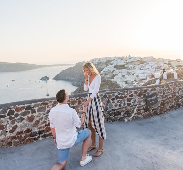 sanjska poroka v Grčiji, kraj s panoramskim razgledom na grško mesto in morje