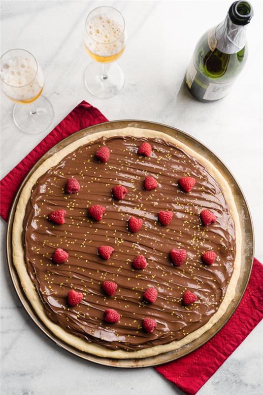 enostavna in hitra ideja za sladico za Valentinovo, izviren recept za pico z nutelo in malinami