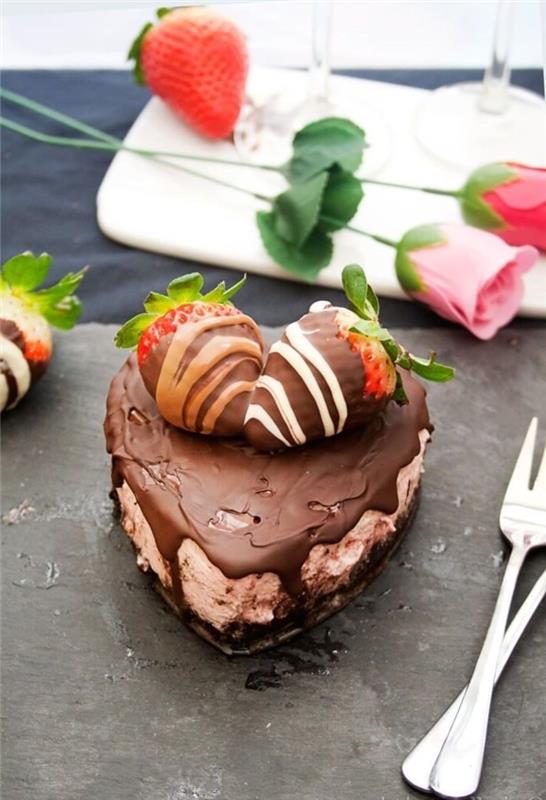idėja Valentino dienos desertui dviems, šokolado ir braškių sūrio pyrago receptas idealiai tinka romantiškai vakarienei