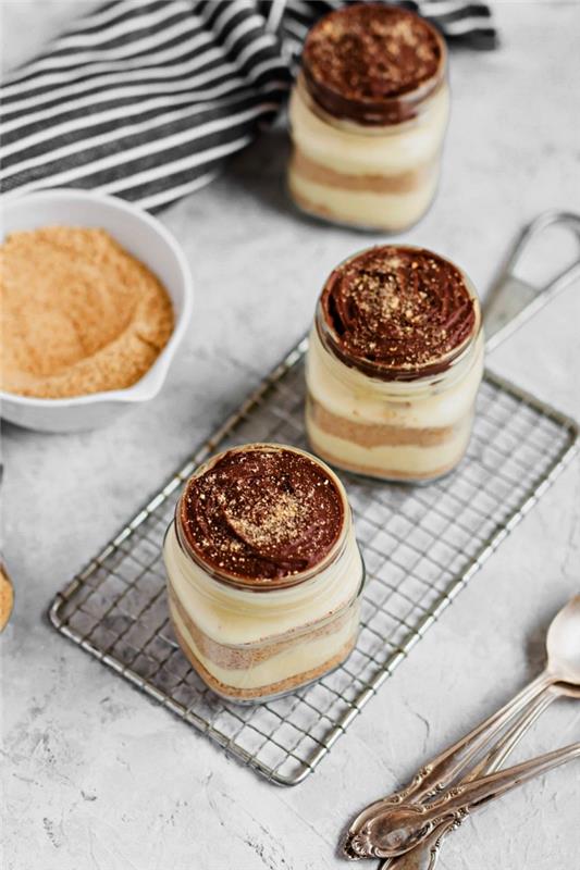 stiklainis sūrio pyragas su vanilės ir šokolado kremu ant pyrago pagrindo, greitas pyragas be orkaitės indelyje, lengvas ir greitas bei originalus desertas