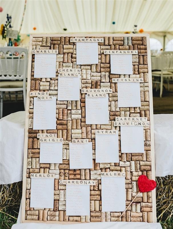 stalo planas vestuvių stalui su kamštienos kamščių fonu, nedideli balti svečių sąrašai, raudona širdis