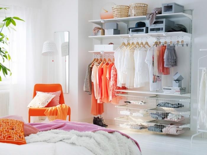 originali idėja mažame miegamajame sukurti drabužinę, „IKEA“ drabužių laikymo sistema su lentynomis, strypais ir krepšeliais