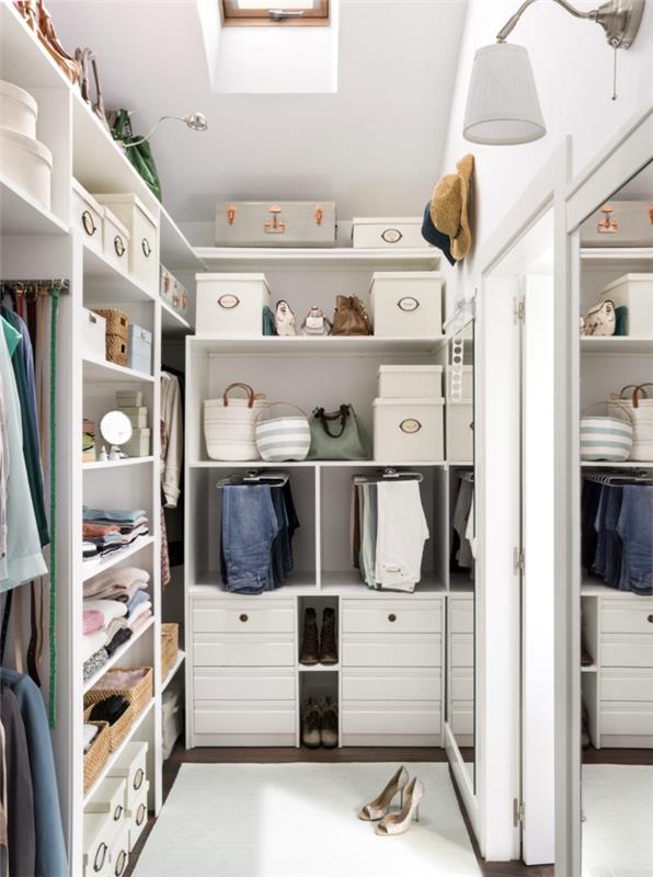 beyaz saklama kutuları ile süslenmiş açık raflar ve çekmecelerden oluşan bir depolama sistemine sahip fonksiyonel bir giyinme odasının düzeni