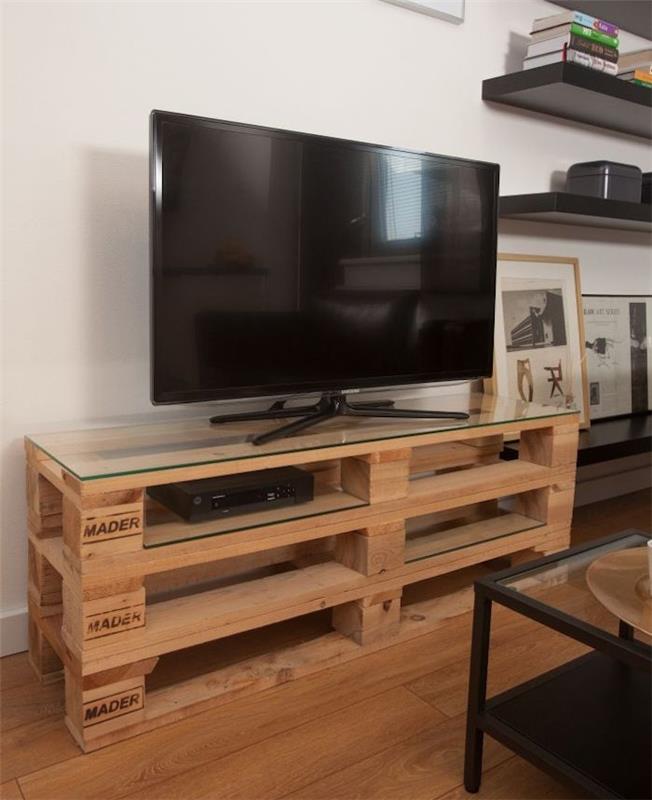 majhna ozka lesena omarica za palete za televizijo
