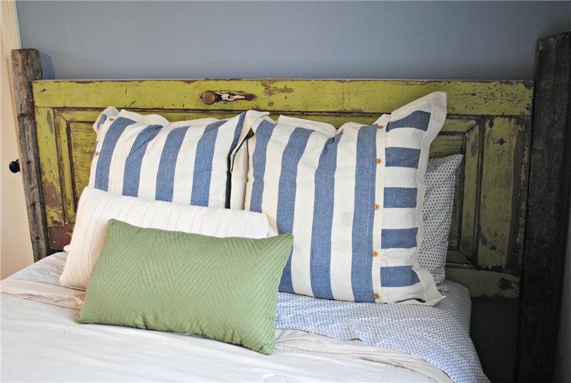 ideja, da bi naredili izrabljeno surovo vzglavnik lesenih vrat, belo, zeleno in modro posteljnino, modro steno