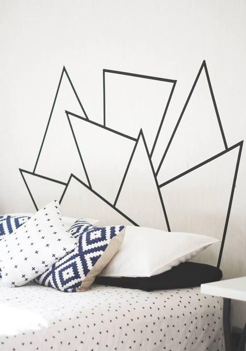 naredite vzglavnik iz traku washi, geometrijske figure, belo, črno in modro posteljno perilo, skandinavski dekor spalnice