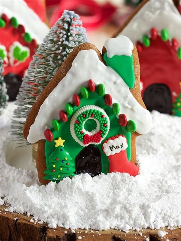 renkli buzlanma süslemeli orijinal bisküvi Noel evi cephesi Noel motifleri ve şekerler mm