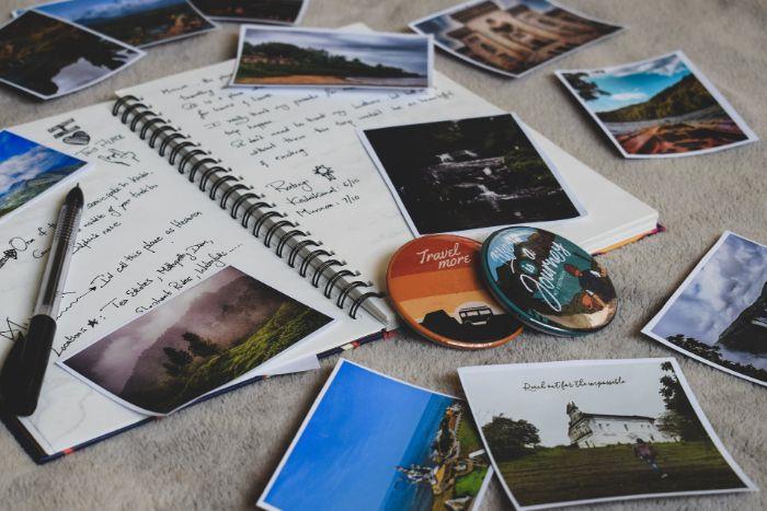 idėja sukurti kelionių žurnalą „pasidaryk pats“ kelionių dienoraštį su bendraamžių nuotraukomis ir istorijomis rankiniu būdu suaugusiems