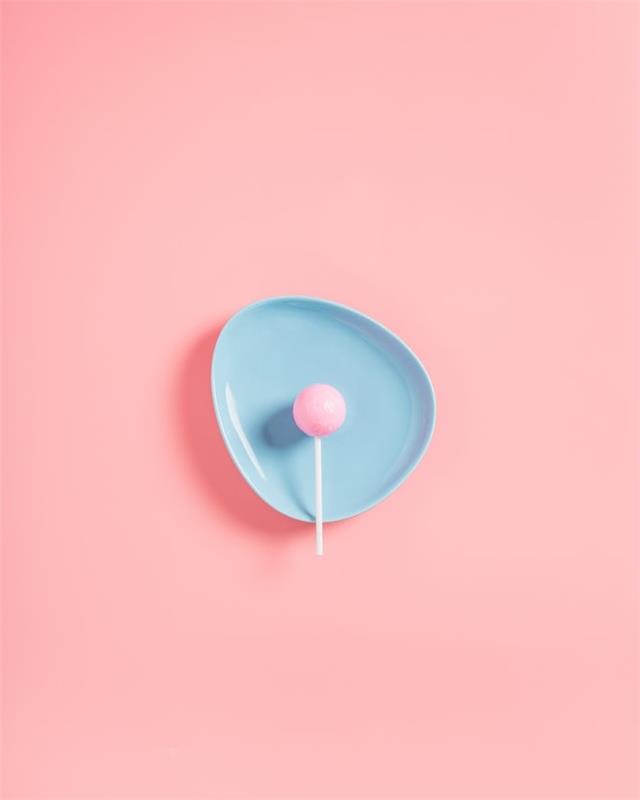 idėjos tapetai pastelinis fonas ir rožinis ledinukas mažoje mėlynoje lėkštėje