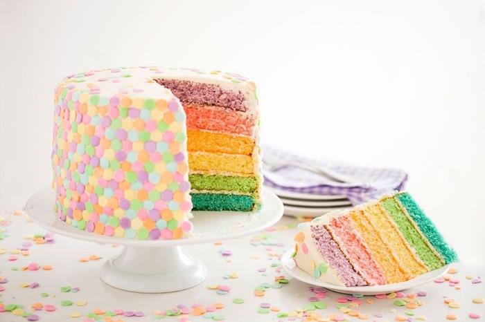 Pastel renklerde şeker konfeti ile süslenmiş renkli pandispanyadan yapılan bahar kat pasta tarifi