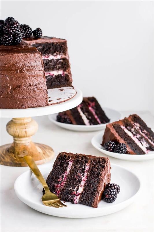 čokoladni kolač mascarpone in robide, večplastna čokoladna torta in krema iz mascarponeja na vrhu s čokoladno kremo