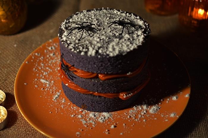 nuogas Helovino pyragas, sudarytas iš trijų šokoladinių biskvitų, su apelsinų glajumi, lengvas Helovino pyragas