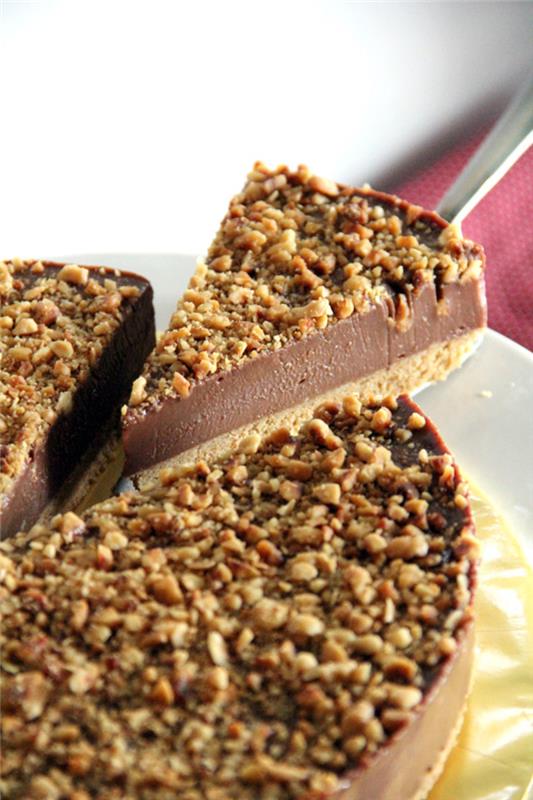 ekspresni recept za preprosto torto v obliki sira z nutello brez peke z lešniki, nutello in svežim sirom