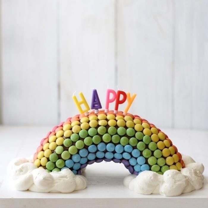 krem şanti bulutları ile gökkuşağı şeklinde çok renkli smarties pasta, kendin yapmak için orijinal bir doğum günü pastası fikri