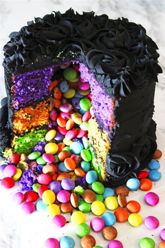 Pinata torta za noč čarovnic z glazuro iz črne vrtnice, ki v sebi skriva barvno biskvitno pecivo in večbarvne bonbone