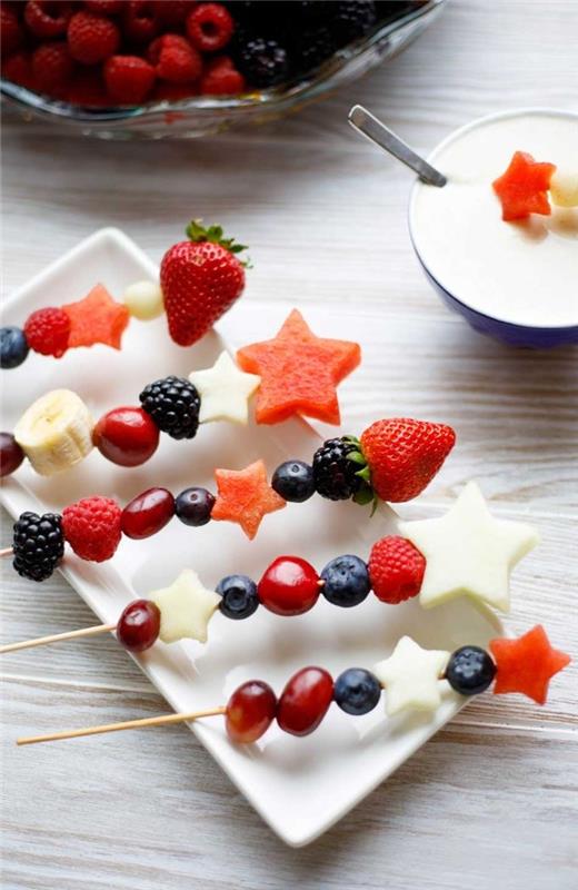 sezoninio vaisių aperityvo iešmo receptas, patiekiamas su vaniliniu jogurtu, lengvas desertas pramogoms