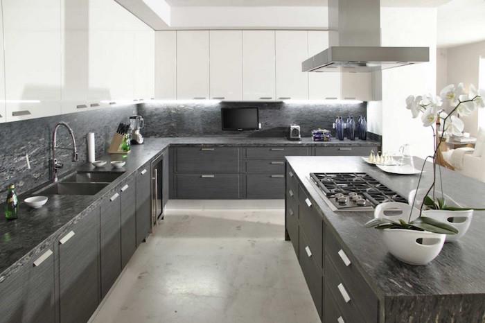 velika profesionalna kuhinja z antracitno sivimi osnovnimi enotami in delovno ploščo iz marmorja