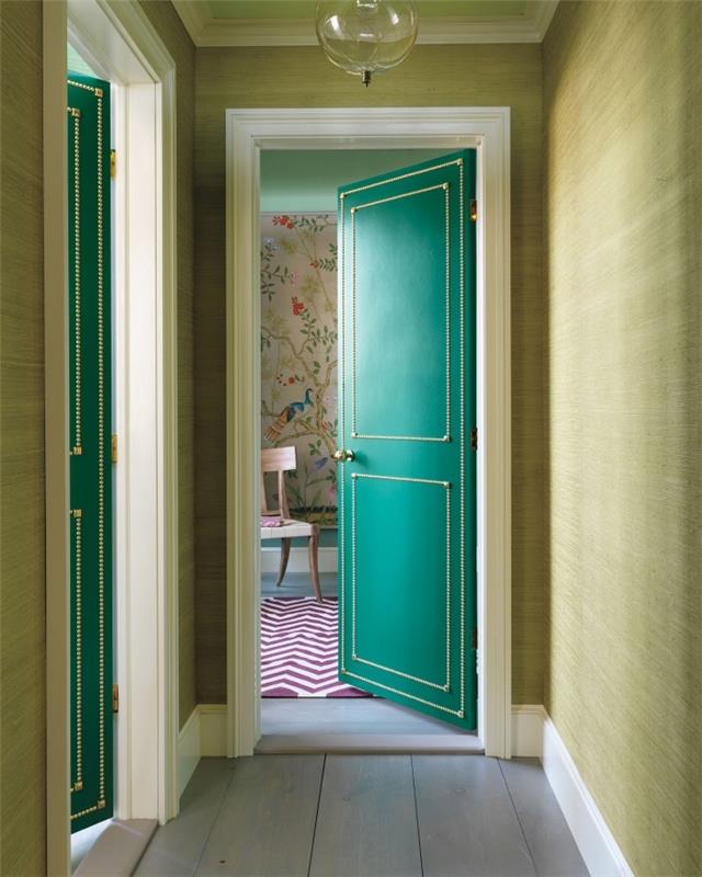 elegantna vrata s sprednjo spalnico, ki v vintage vzdušju stanovanja okrasijo vrata z oblazinjenimi žeblji