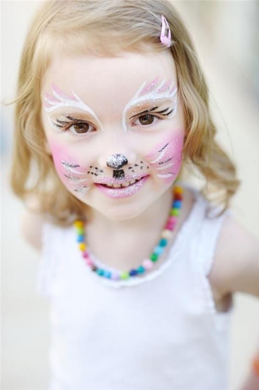 vaikų Helovino makiažo pavyzdys, mažos mergaitės katės maskavimasis su baltu ir rožiniu makiažu ir blizgučiais