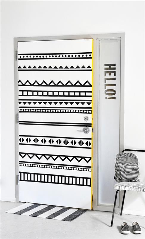 modernus interjero dizainas skandinavišku stiliumi su geometrinio rašto juostų durų apdaila
