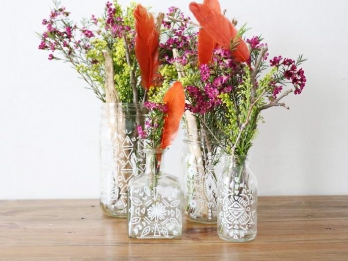 Alcune idee artigianali per decorare la casa, bottiglie di vetro ve barattoli decorati come dei vasi per fiori