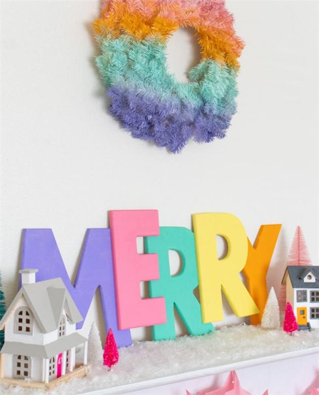 dekoratyvinės medinės raidės perdažytos įvairių spalvų dažais, medinės kalėdinės dekoracijos, kad būtų lengva padaryti