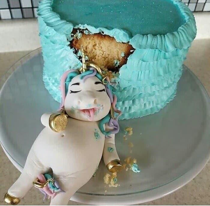 Pastayı yiyen havalı tek boynuzlu at pastası, komik doğum günü pastası, doğum günü için iyi bir pasta fikri