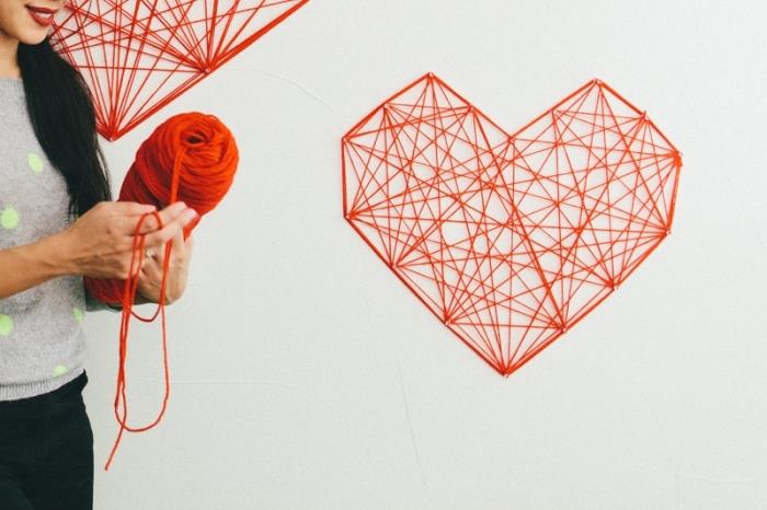 įtemptas vielos stalas „pasidaryk pats“ raštas didelės širdies formos raudonos vielos ir origami dizaino kaip sienų apdaila