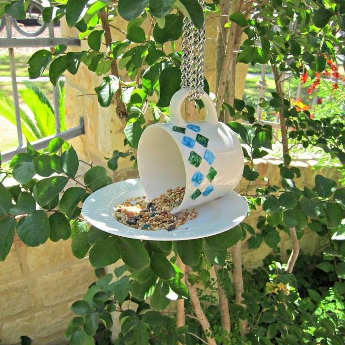 napajalnik za ptice, da si privoščite skodelico in krožnik čaja kot idejo za okrasitev vrta, okrevanje