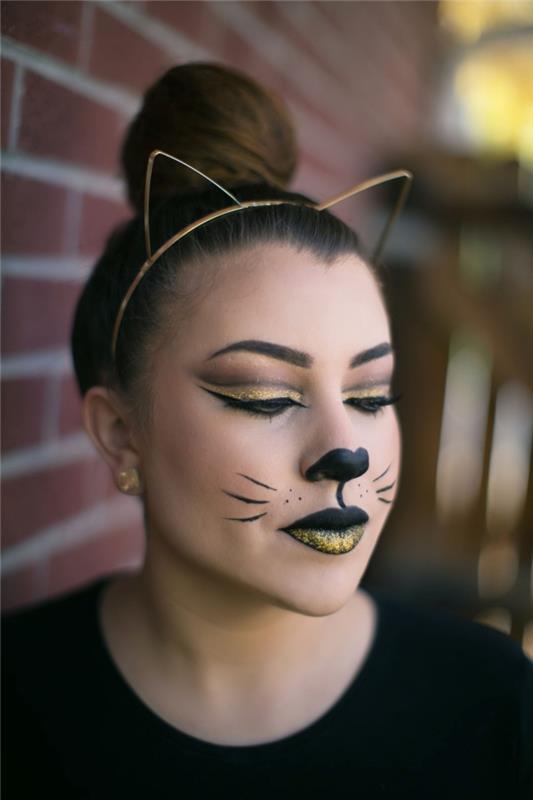lengvas karnavalinis makiažas, kačių makiažo idėja su juodu akių pieštuku ir aukso atspalvio blizgančiais akių šešėliais