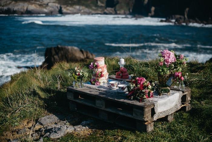 DIY poročni dekor, ki ga naredite sami, paleta na pečini, rože, torta, krofi in skodelice čaja, otrpan slog, prtiček za sveče in čipke