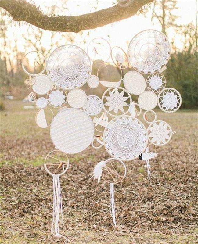 ideja poročne dekoracije, obroči za vezenje, okrašeni s čipko, praznična dekoracija, ki visi z drevesa, poroka na prostem