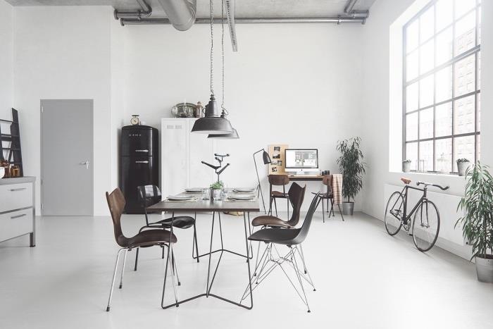 İskandinav mobilyası, endüstriyel yemek odası, meşe ve kahverengi metalden masa ve sandalye, endüstriyel süspansiyonlar, beyaz İskandinav büfesi, siyah buzdolabı, bisiklet, çalışma alanı, çalışma masası