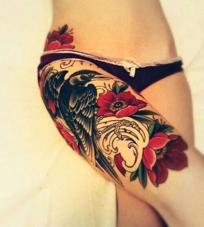 tetovaža nog seksi tetovaža stegen ženska rdeče vrtnice in črni gavran
