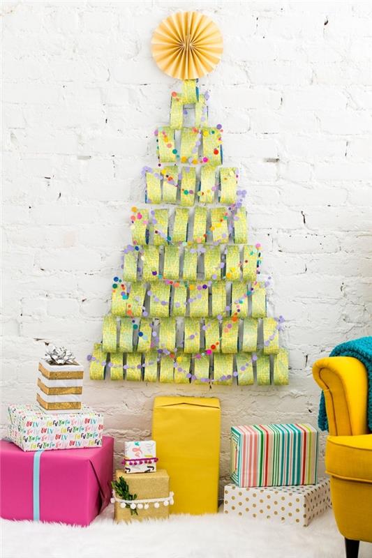 duvarlar için el yapımı Noel dekorasyonu, sarı kağıt rozet ile biten orijinal bir ağaç şeklinde duvara yapıştırılmış hediye sarma şeritleri
