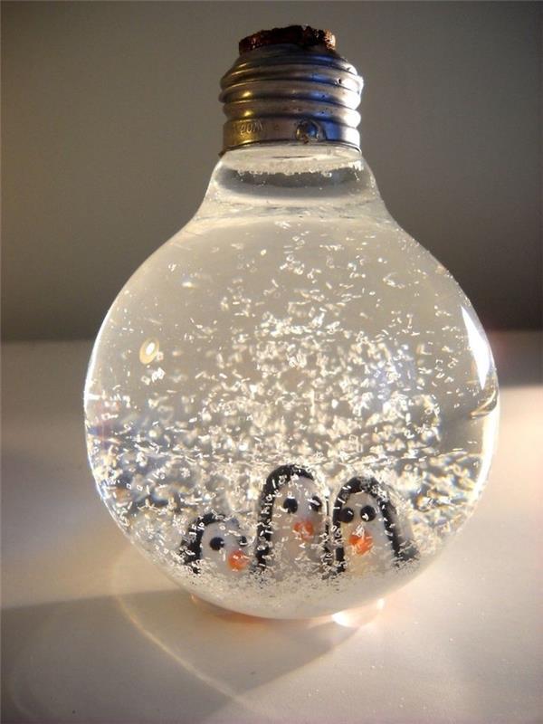 izvirno plovilo za recikliranje z rabljeno žarnico, spremenjeno v snežno kroglo pingvinov