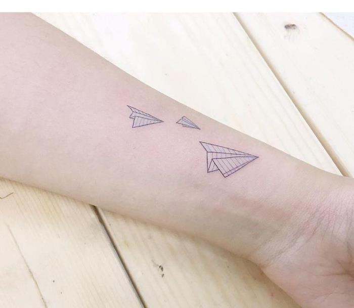 ideja za diskretno in subtilno žensko tetovažo podlakti v obliki a