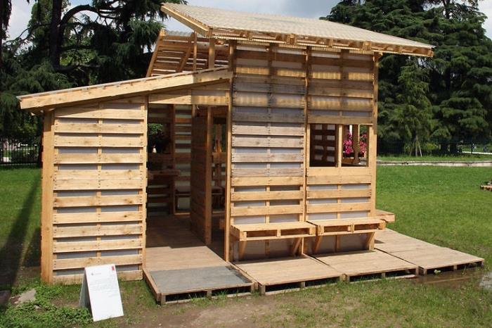 DIY poceni vrtna lopa za otroke, DIY ideja z leseno paleto, leseni model hiše, ki ga naredite sami