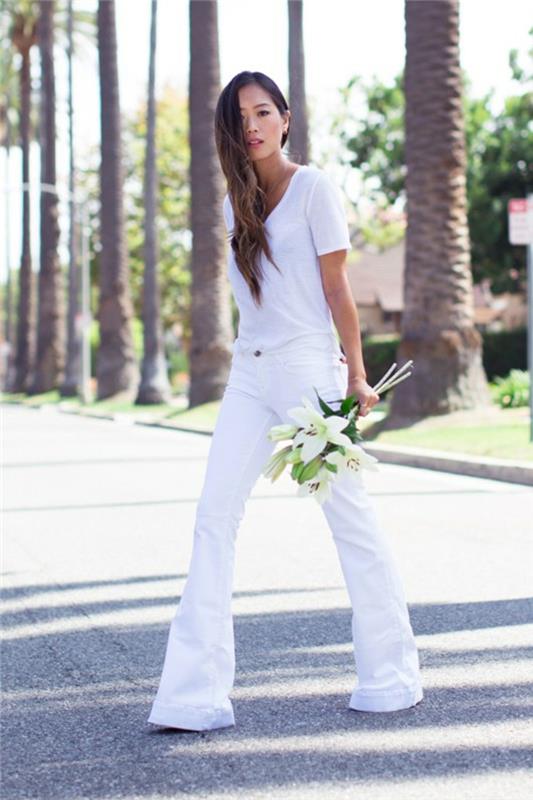 Geniş pantolonlu takım elbise beyaz kot pantolonlarda geniş görünüyor