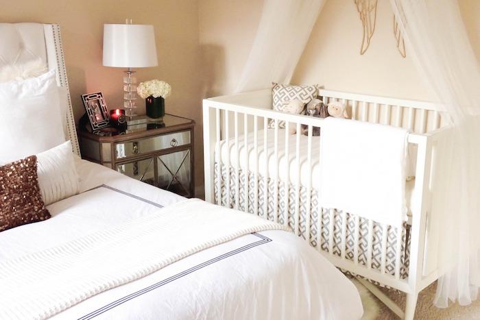 mažas tėvų miegamojo išdėstymas su kūdikio lova ir suaugusiųjų miegamojo įkvėpimu