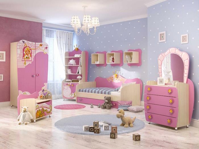 çocuklar için mavi ve pembe duvar ve ahşap mobilya ile kız yatak odası boya dekor