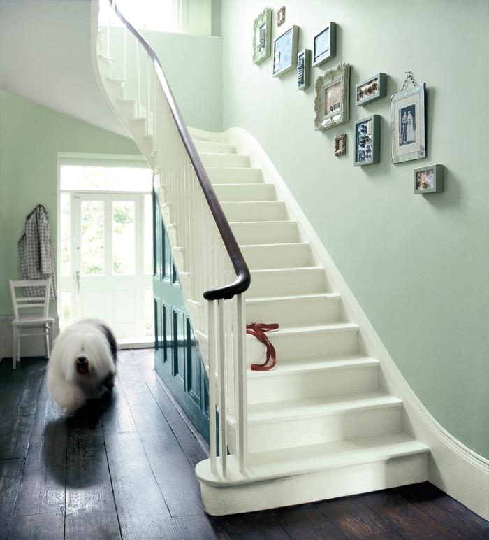 ideja za slikanje hodnika in vhoda, pastelno zeleno stopnišče v nasprotju z ograjo in parketom iz temnega lesa